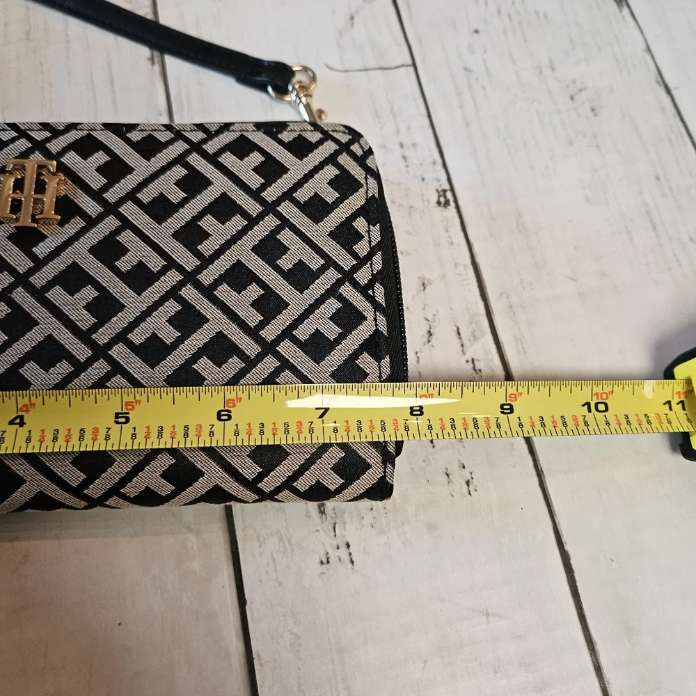 Tommy Hilfiger‎ Jacquard Monogram Zip Wallet NWOT